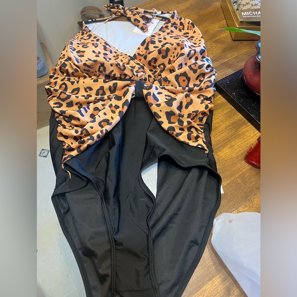 Lu’s Chic Leopard print one piece bikini